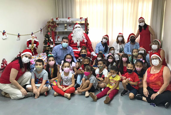(Português do Brasil) Humanização: Papai Noel faz a alegria das crianças no HRAC-USP